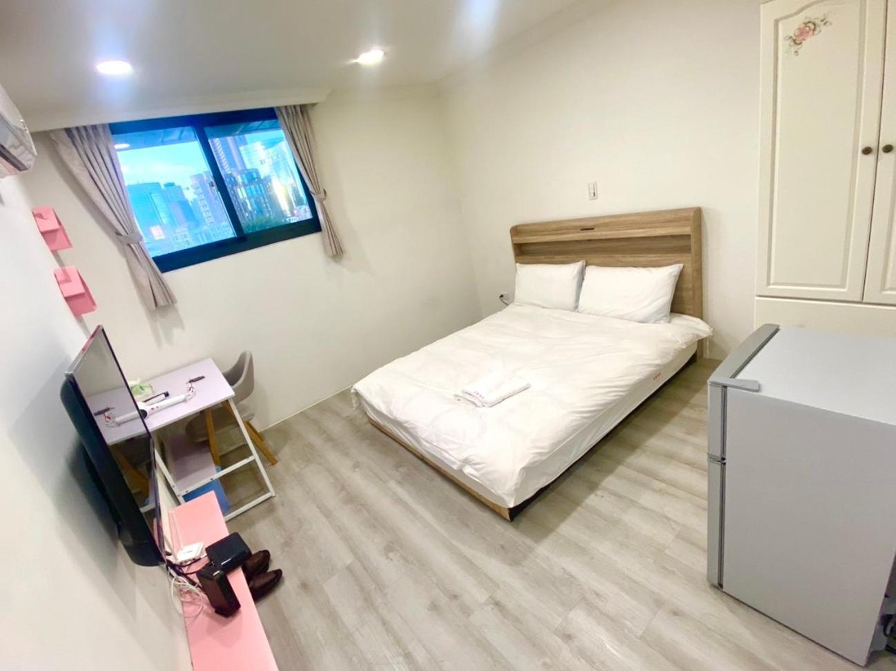 Fengchia Comma Inn Taichung Esterno foto