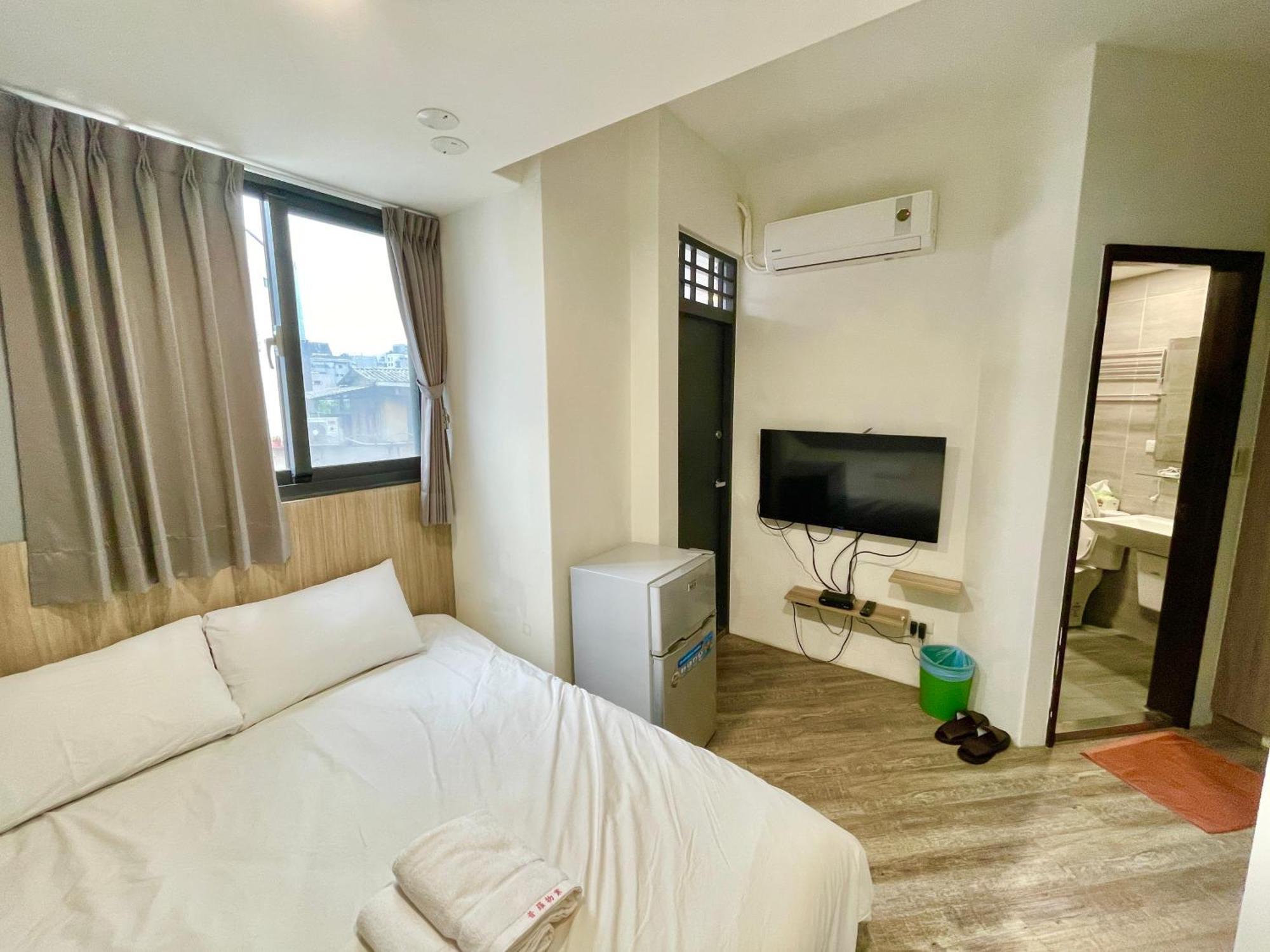 Fengchia Comma Inn Taichung Esterno foto
